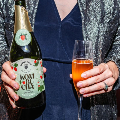 Kombucha szampańska o smaku poziomki  750ml Zakwasownia